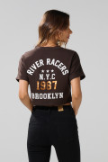 Camiseta oversize crop top café oscura con diseños college
