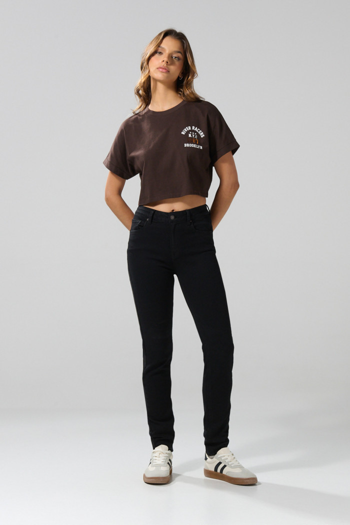 Camiseta oversize crop top café oscura con diseños college