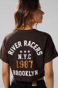 Camiseta oversize crop top café oscura con diseños college