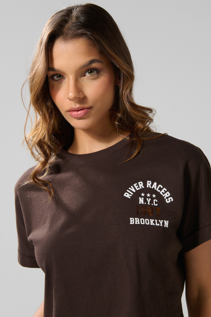 Camiseta oversize crop top café oscura con diseños college