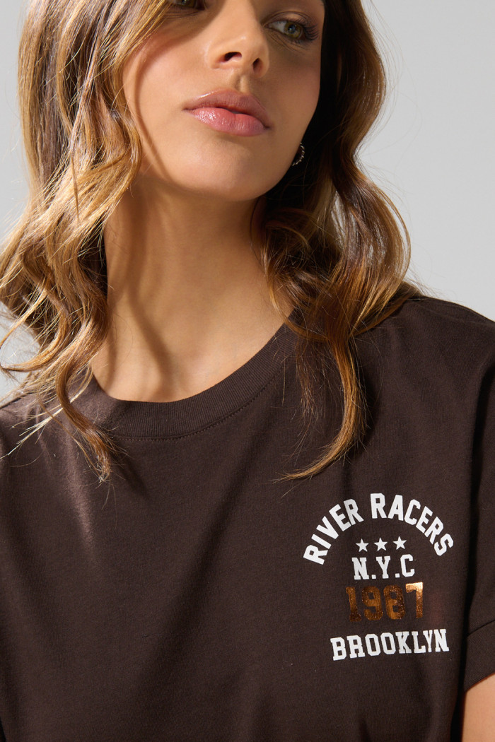 Camiseta oversize crop top café oscura con diseños college