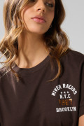 Camiseta oversize crop top café oscura con diseños college