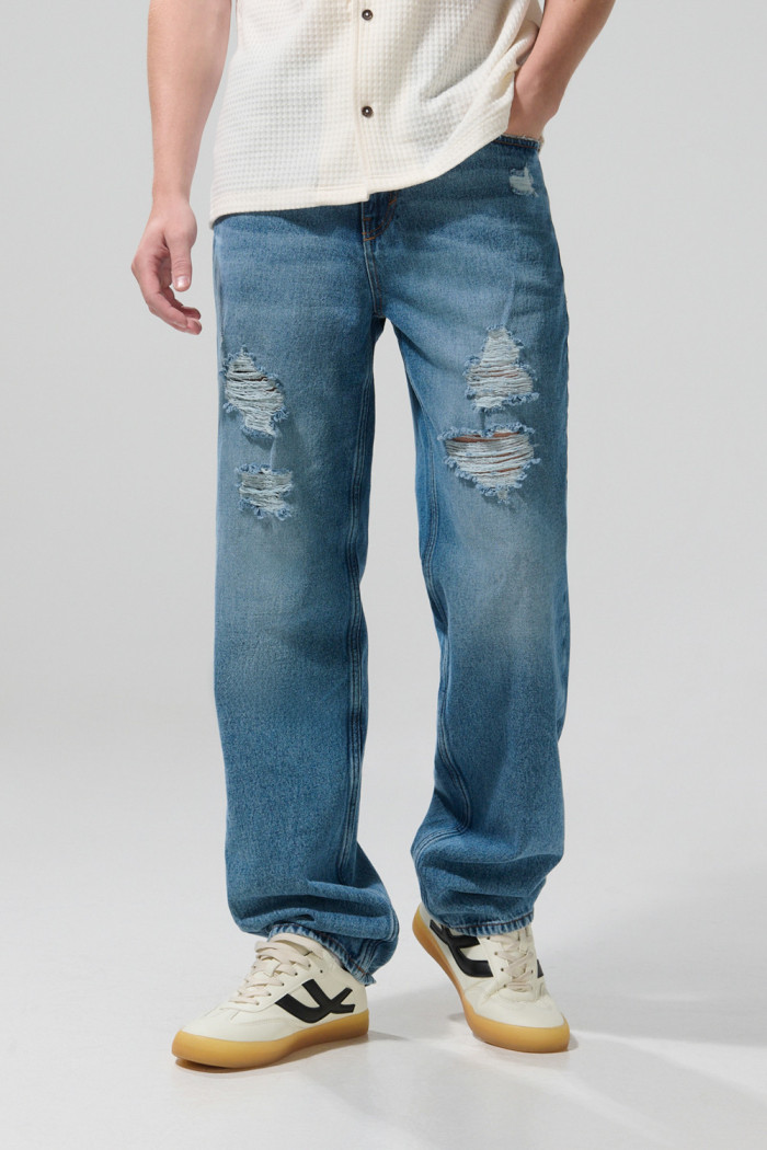 Jean 90´S tiro medio azul con bota ancha y rotos