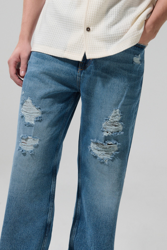 Jean 90´S tiro medio azul con bota ancha y rotos
