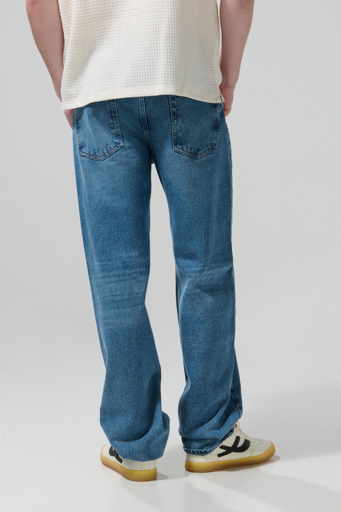 Jean 90´S tiro medio azul con bota ancha y rotos