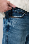 Jean 90´S tiro medio azul con bota ancha y rotos