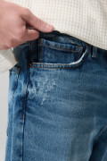 Jean 90´S tiro medio azul con bota ancha y rotos