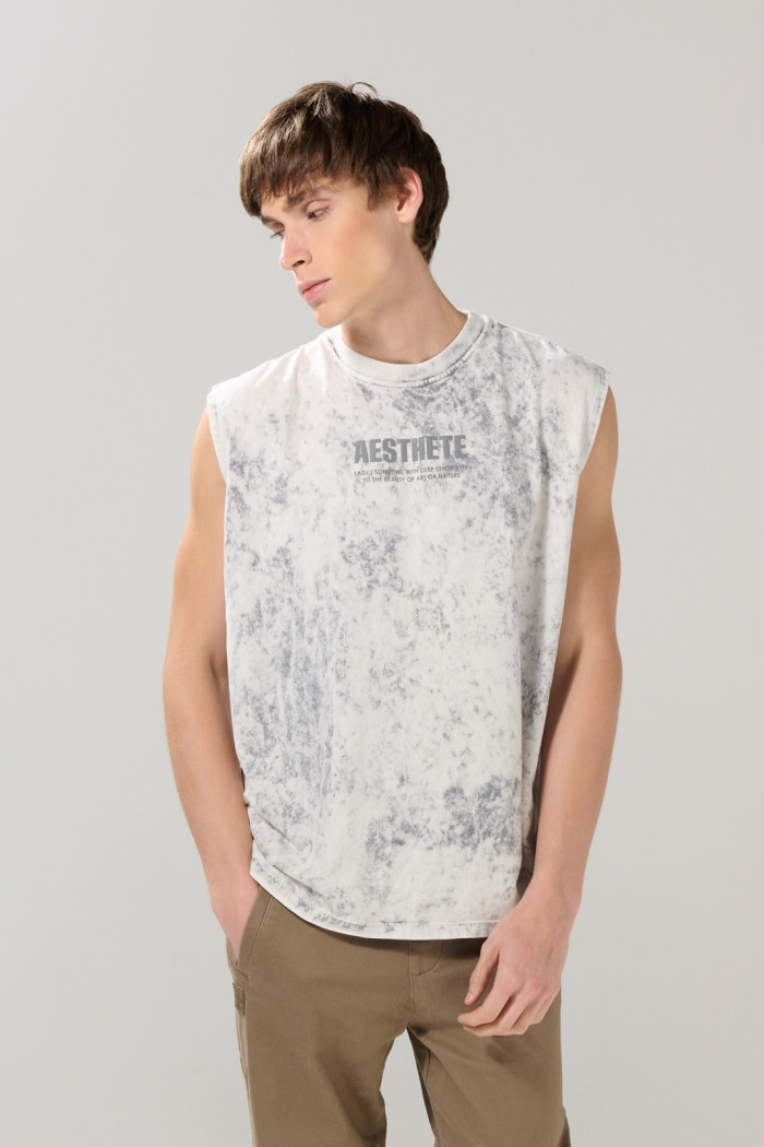 Camiseta oversize manga sisa unicolor con arte celestial