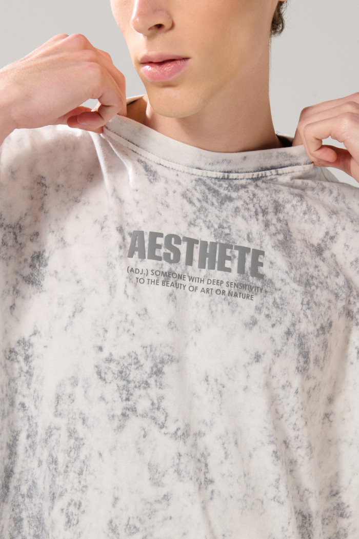 Camiseta oversize manga sisa unicolor con arte celestial