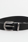 Cinturón negro con texturas y detalles metálicos