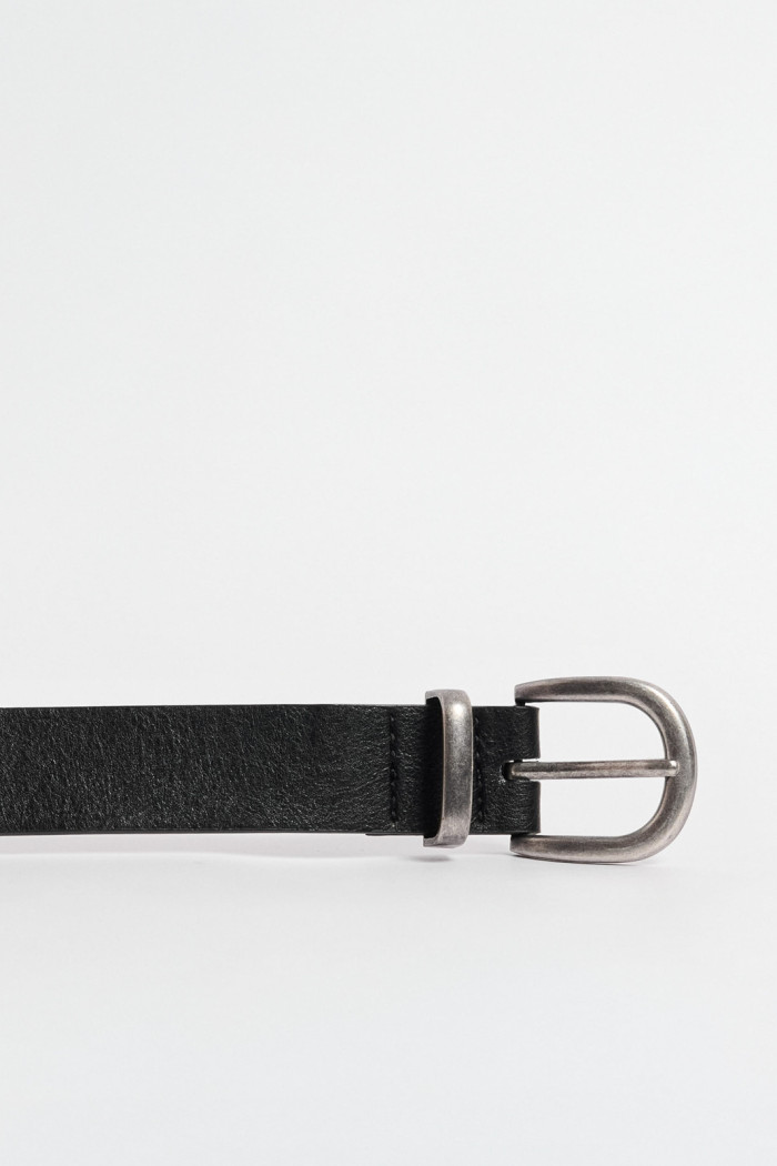 Cinturón negro con texturas y detalles metálicos