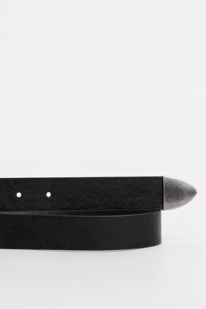 Cinturón negro con texturas y detalles metálicos