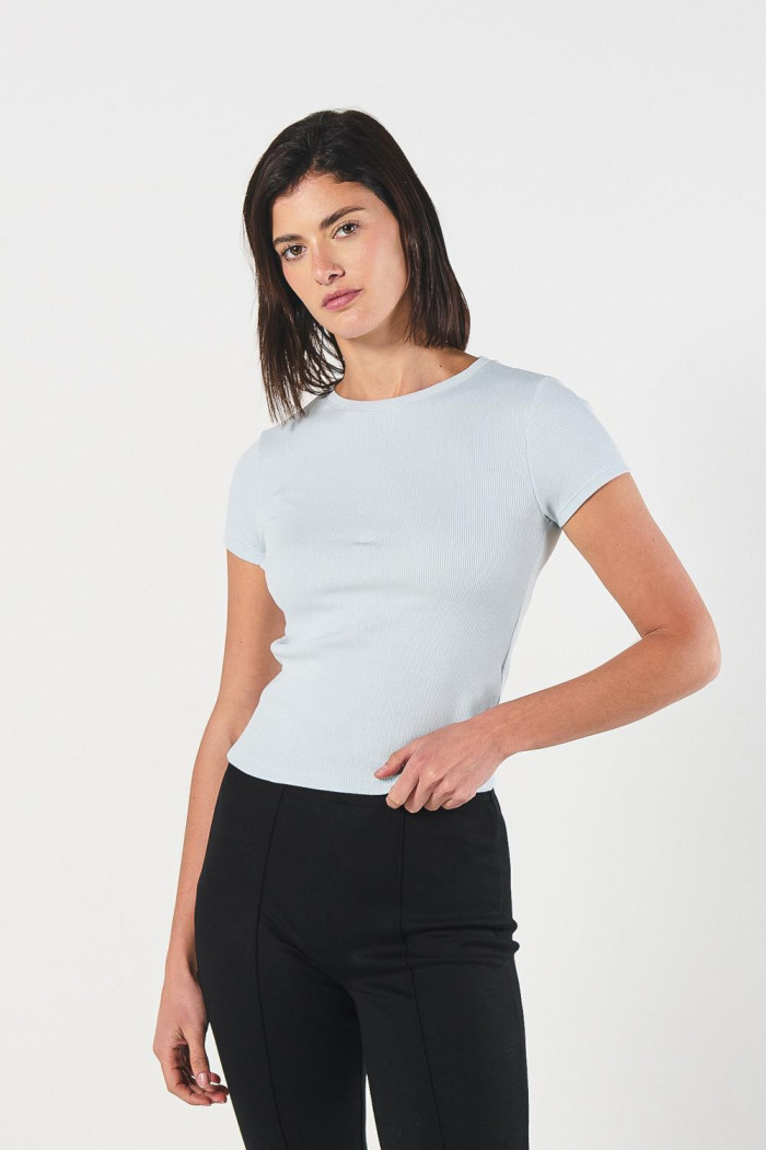 Camiseta en rib unicolor ajustada con manga corta