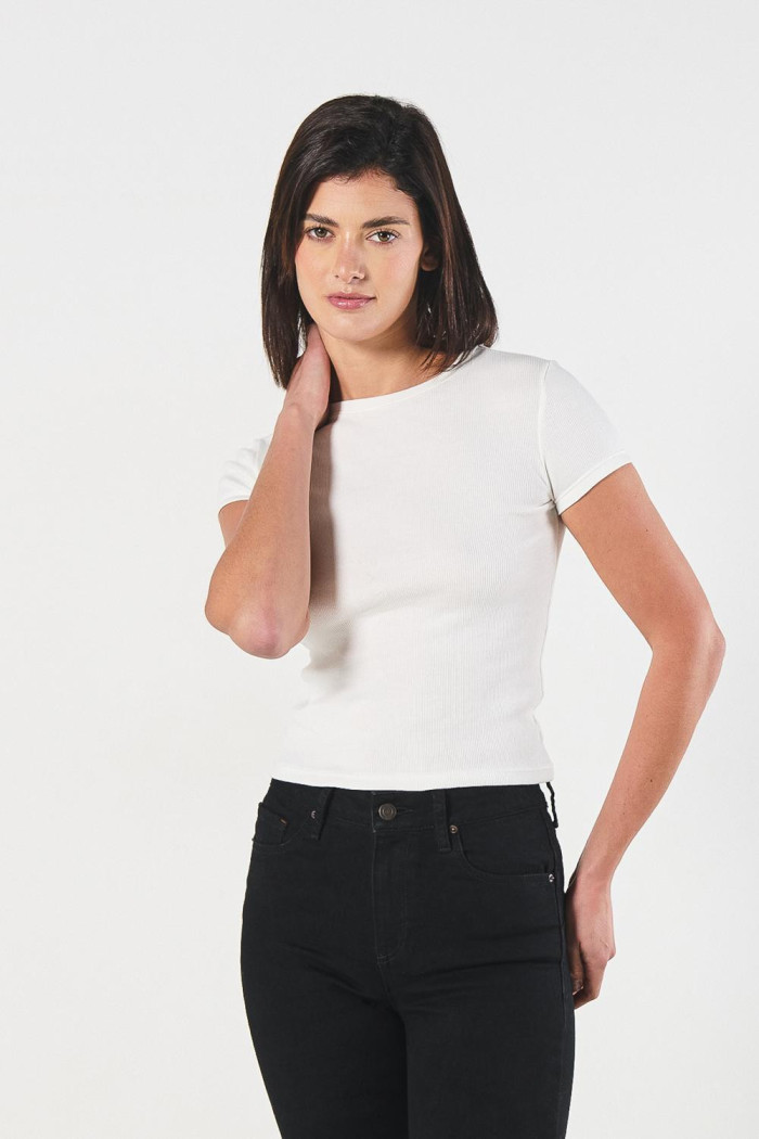Camiseta en rib unicolor ajustada con manga corta
