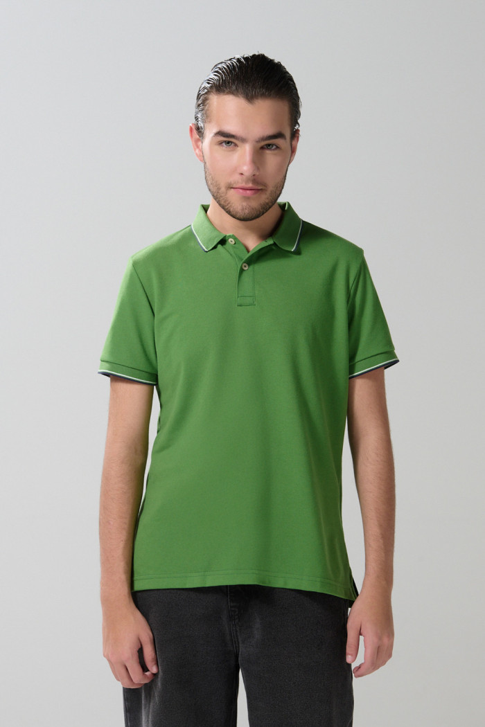 Camiseta polo unicolor con manga corta y aberturas