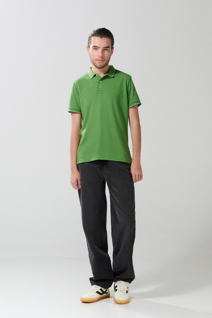 Camiseta polo unicolor con manga corta y aberturas