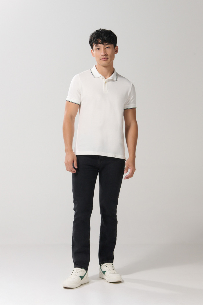 Camiseta polo unicolor con manga corta y aberturas