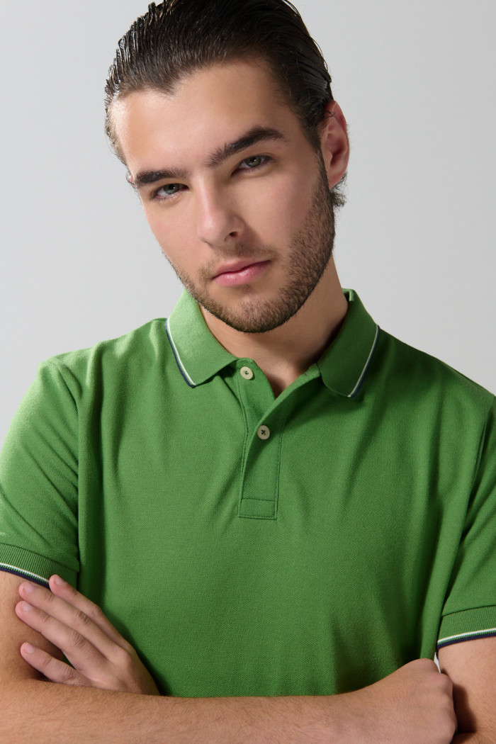 Camiseta polo unicolor con manga corta y aberturas