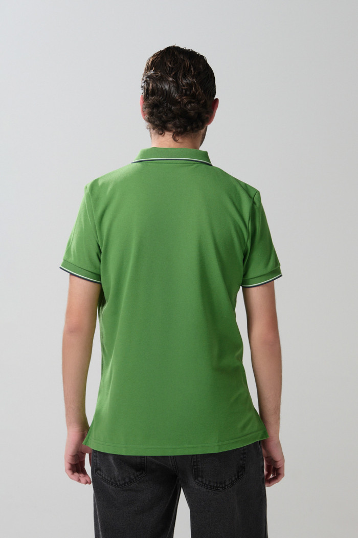 Camiseta polo unicolor con manga corta y aberturas