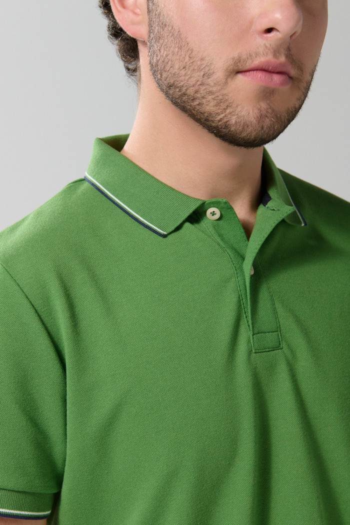 Camiseta polo unicolor con manga corta y aberturas