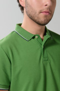Camiseta polo unicolor con manga corta y aberturas