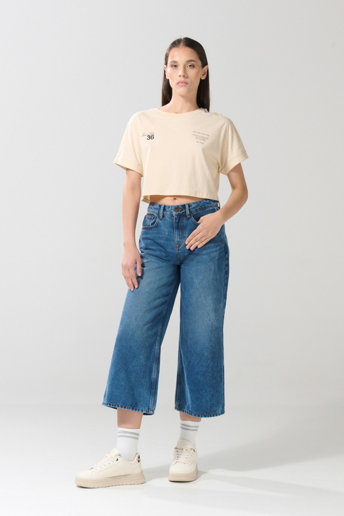 Camiseta oversize unicolor crop top con diseño en frente