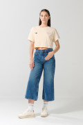 Camiseta oversize unicolor crop top con diseño en frente