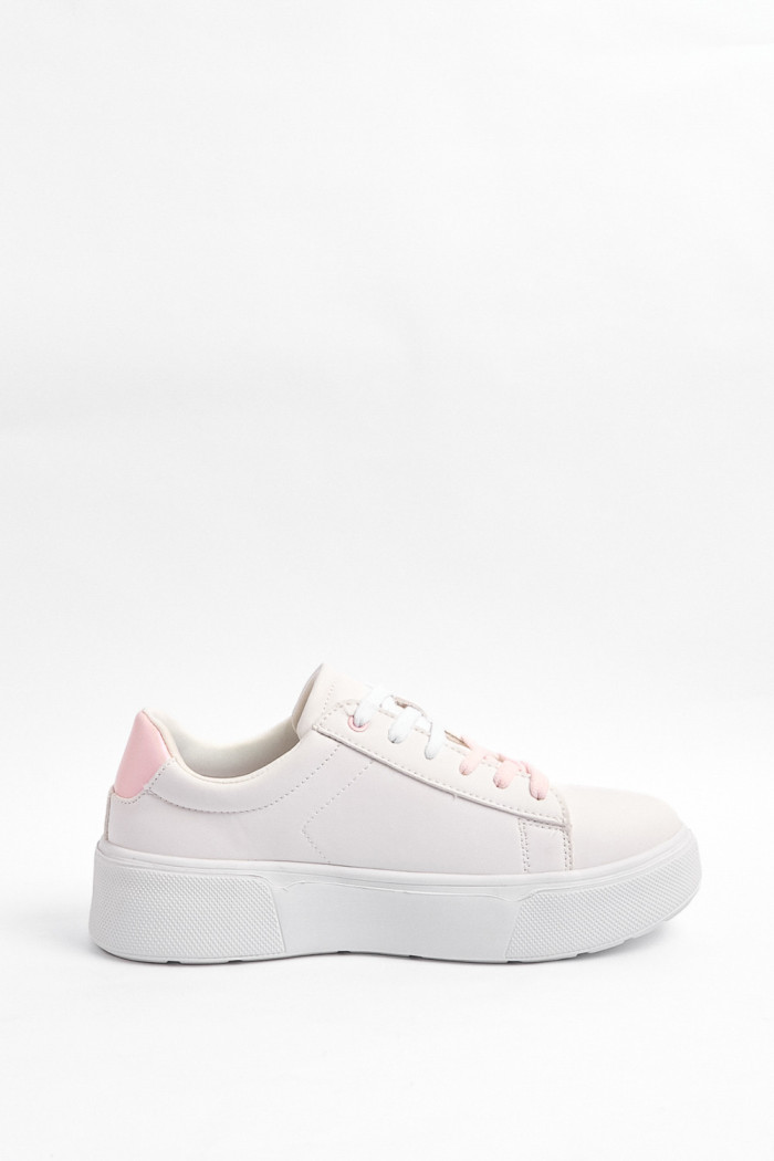 Tenis blancos de plataforma con contrastes rosados