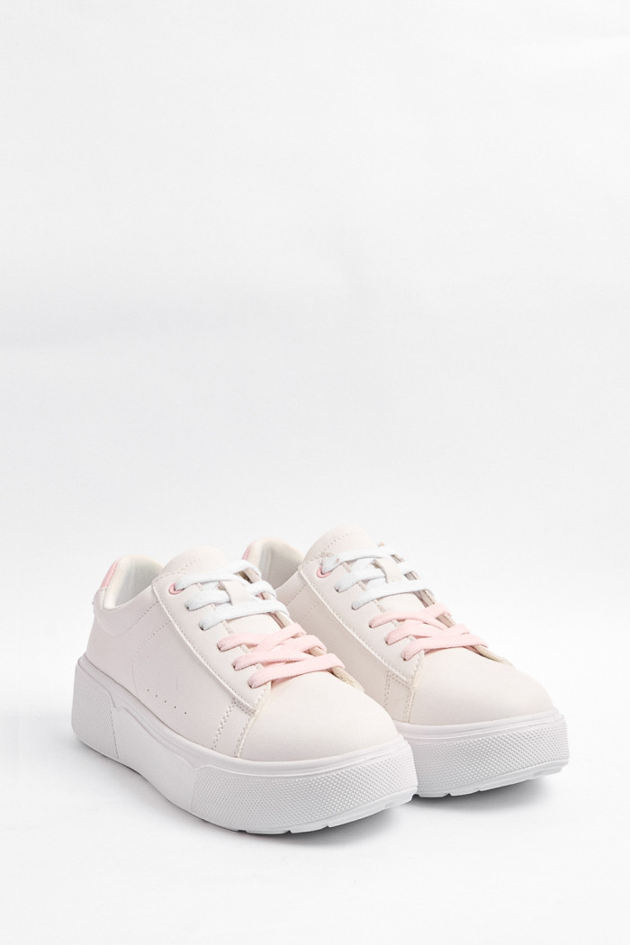 Tenis blancos de plataforma con contrastes rosados
