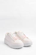 Tenis blancos de plataforma con contrastes rosados