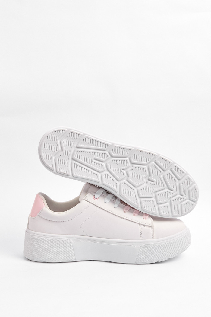 Tenis blancos de plataforma con contrastes rosados