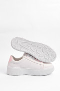 Tenis blancos de plataforma con contrastes rosados