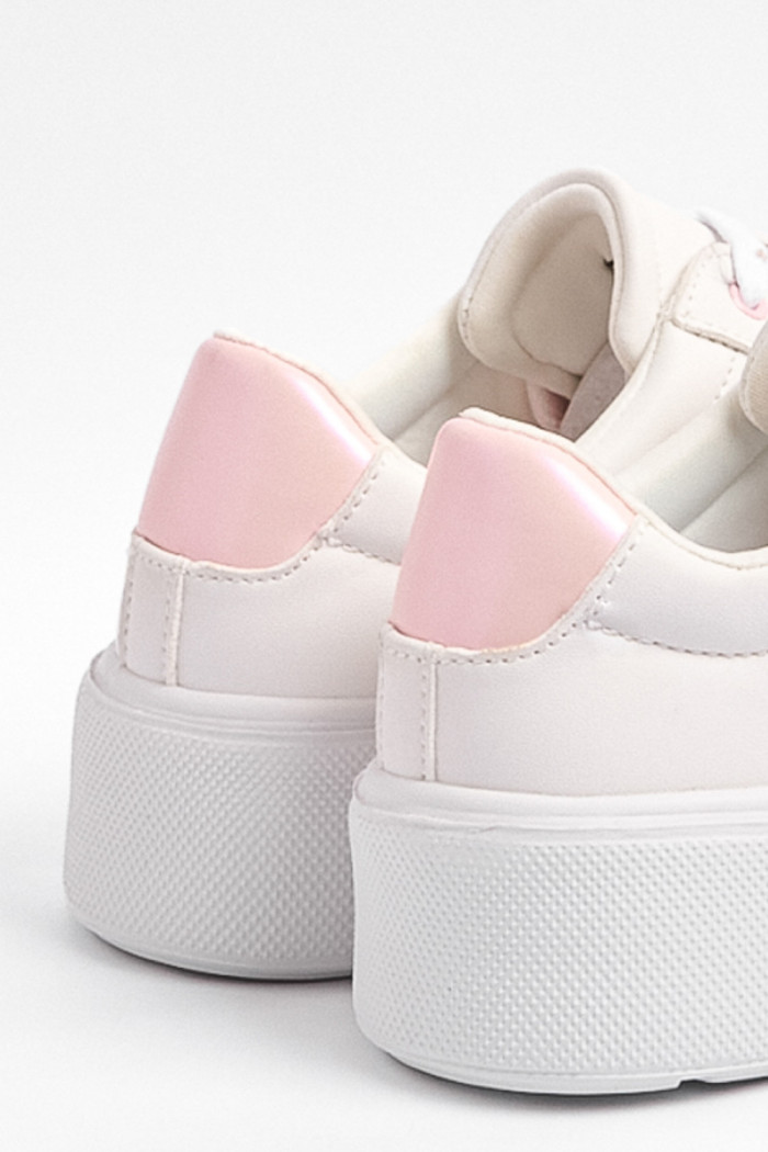 Tenis blancos de plataforma con contrastes rosados