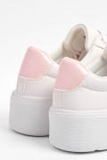 Tenis blancos de plataforma con contrastes rosados