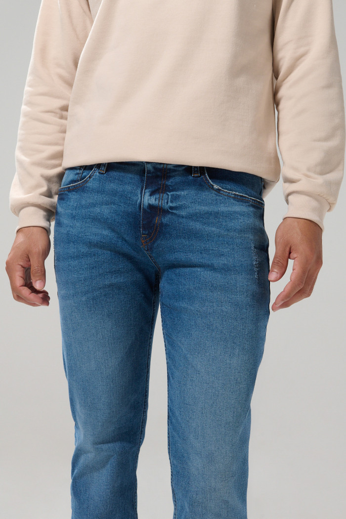 Jean slim 5 bolsillos azul medio con tiro bajo