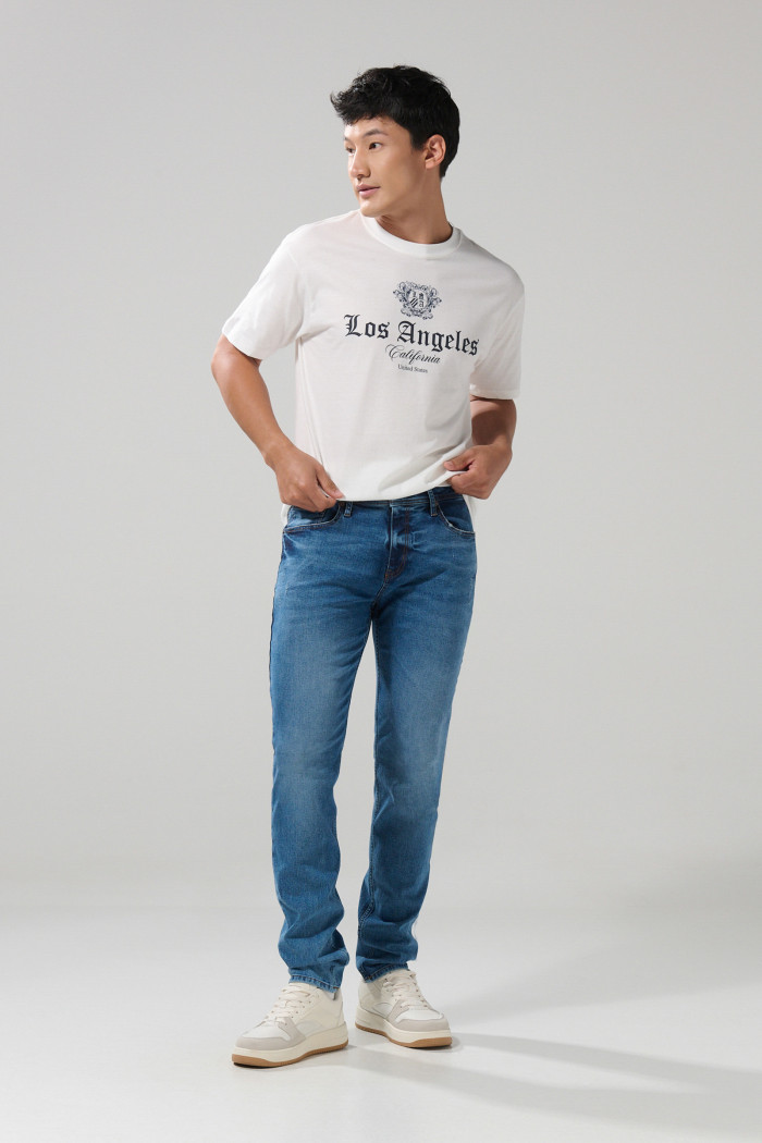 Jean tiro bajo slim azul medio ajustado con bolsillos