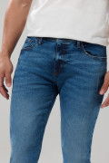 Jean tiro bajo slim azul medio ajustado con bolsillos