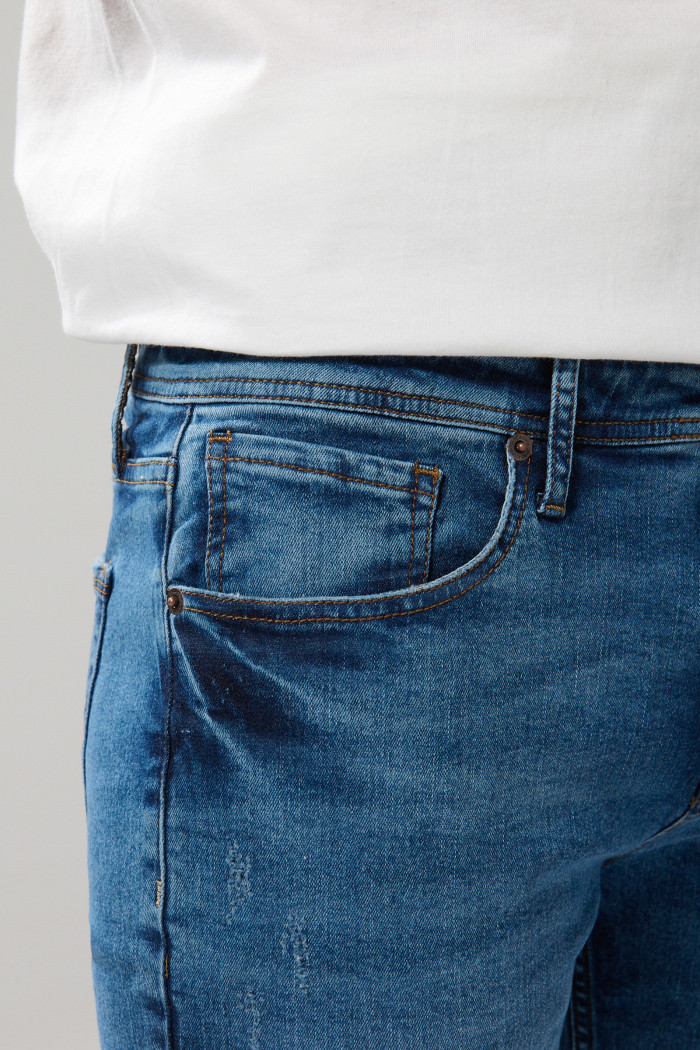Jean tiro bajo slim azul medio ajustado con bolsillos