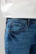 Jean tiro bajo slim azul medio ajustado con bolsillos