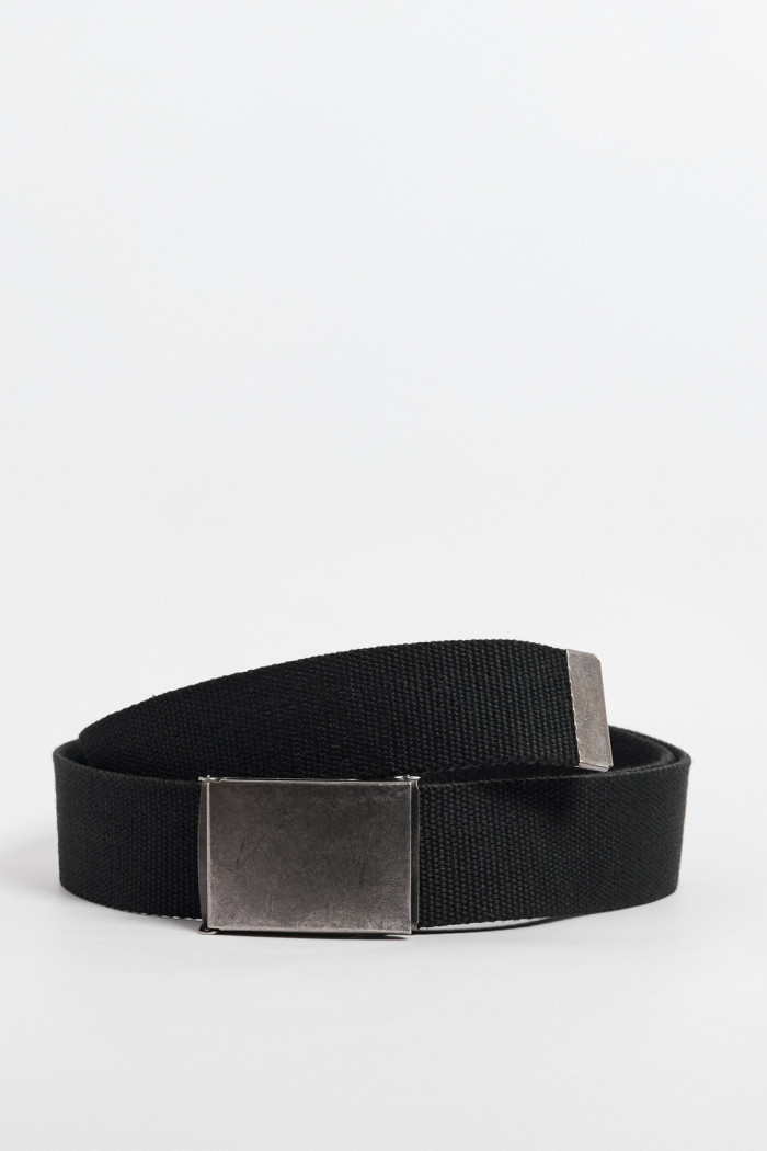 Cinturón tipo reata negro con hebilla rectangular