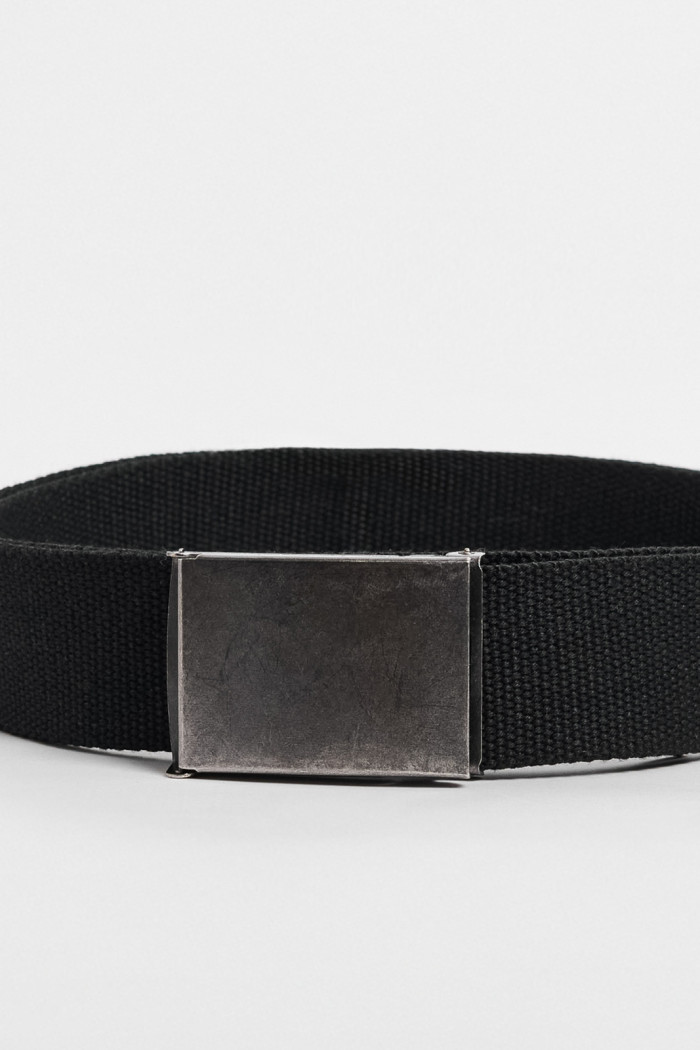 Cinturón tipo reata negro con hebilla rectangular
