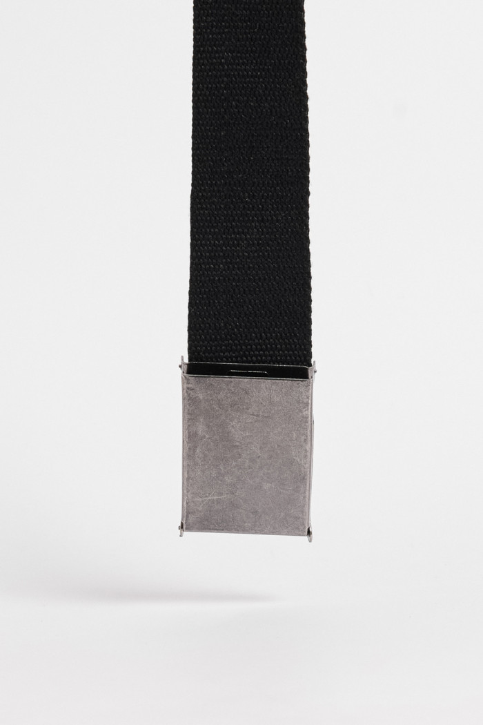 Cinturón tipo reata negro con hebilla rectangular
