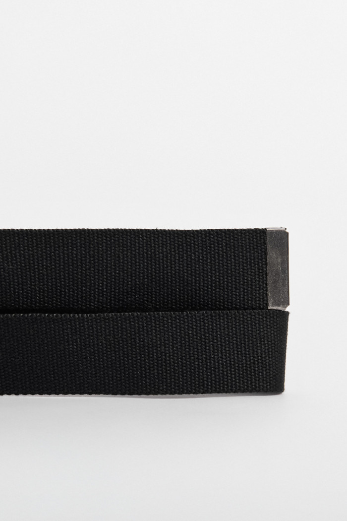 Cinturón tipo reata negro con hebilla rectangular