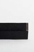 Cinturón tipo reata negro con hebilla rectangular