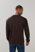 Buzo cuello redondo café oscuro con texto college blanco