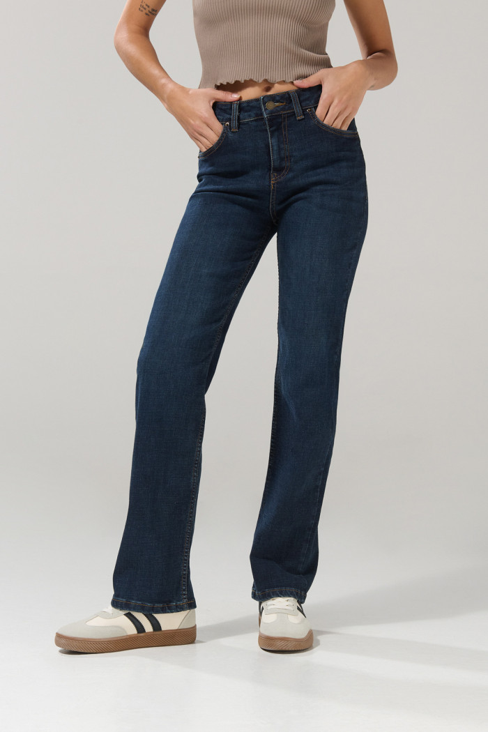 Jean azul tiro alto straight leg con bota recta y 5 bolsillos