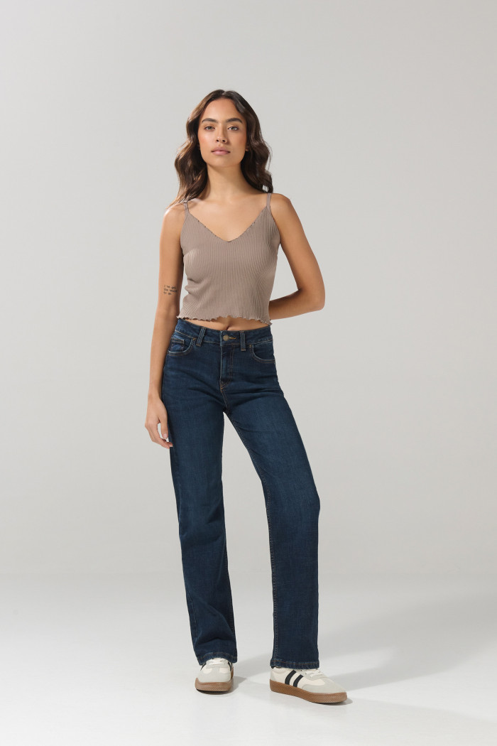 Jean azul tiro alto straight leg con bota recta y 5 bolsillos