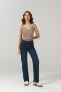 Jean azul tiro alto straight leg con bota recta y 5 bolsillos