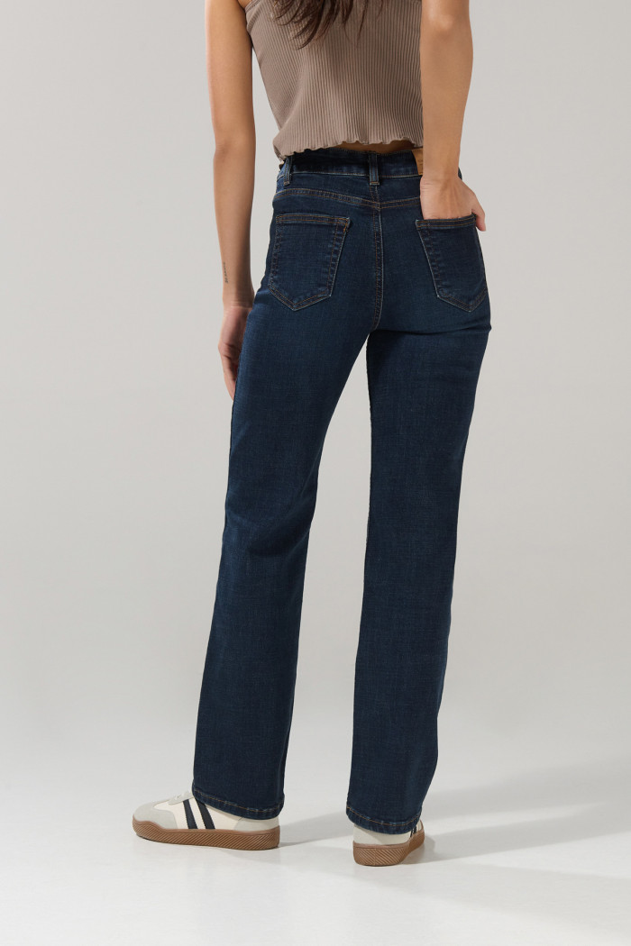 Jean azul tiro alto straight leg con bota recta y 5 bolsillos