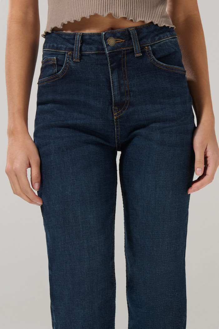 Jean azul tiro alto straight leg con bota recta y 5 bolsillos